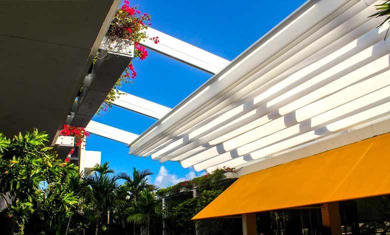 سایبان ساده یا برقی؟ کدوم انتخاب برای فضای شما بهتره؟