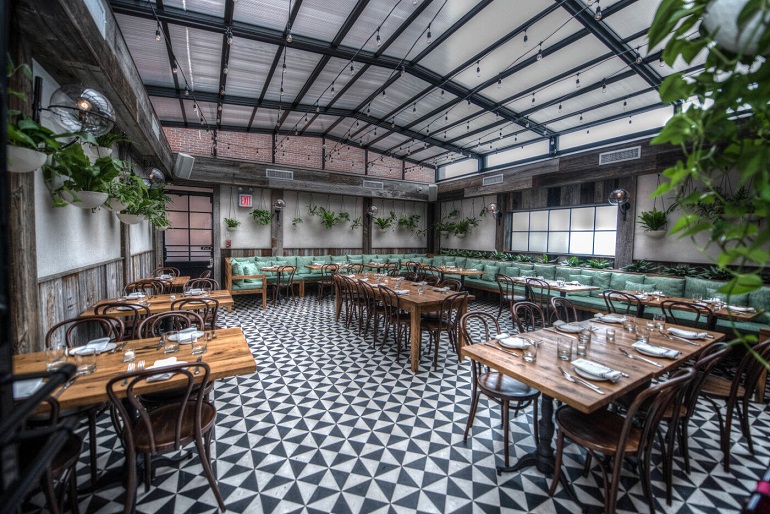 مزایا و نکات مهم نصب سقف های اتوماتیک در حیاط و رستوران ها