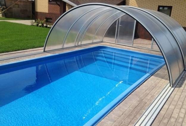 بررسی کامل انواع سایبان استخر کشویی، بازویی و ریلی