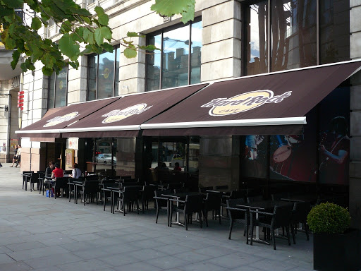 ☕ طراحی کافه روباز با الهام از معماری مدرن اروپایی