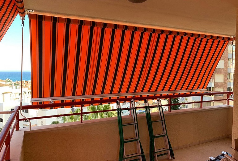 چطور سایبان اتوماتیک با سنسور باد و باران کار می‌کند؟