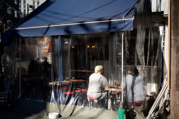 اجرای سایبان رستورانی با پارچه ضد UV در شیراز